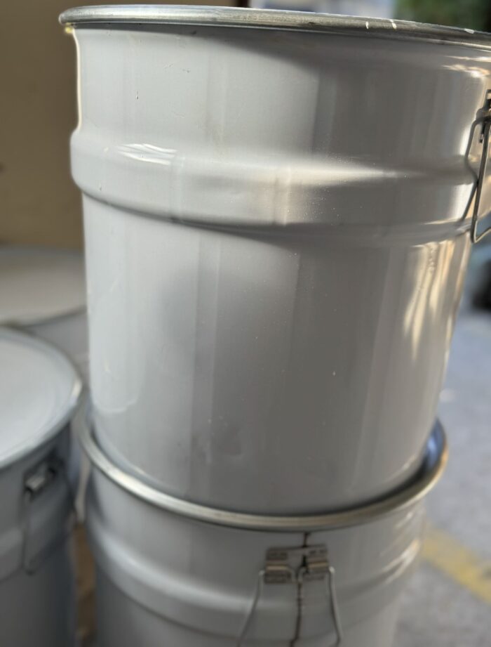 White acrylic paint - Image 3